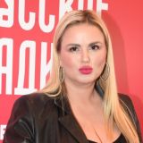 Скрывающая любовника Семенович плюнула в замужних ровесниц