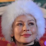 Все выглядят одинаково: модный эксперт оценил образы Юлии Пересильд