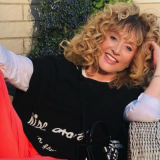 Связанная поводком Пугачева пытается смириться с потерей в своей новой песне 