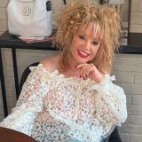 Покинувшая Россию Алла Пугачева регулярно звонит тяжелобольному артисту