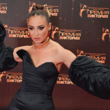 Измотанная тяжким трудом Бузова залезла в бассейн к толпе оголенных мужчин