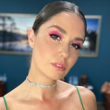 Льющая реки слез из-за разборок с бывшим мужем Муцениеце разделась на сцене