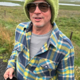 Находящегося в отношениях Брэда Питта застали за страстными поцелуями с другой женщиной