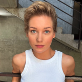 Названа стоимость элегантного платья вышедшей в свет Асмус