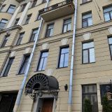 Люди несут цветы к дому Михаила Боярского 