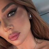 Покинувшая Россию после смерти бывшего мужа Седокова вышла в свет с дочерью