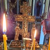 Люди несут цветы к дому Светланы Немоляевой в центре Москвы