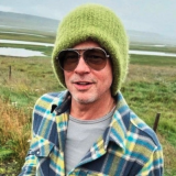 Распрощавшийся с волосами 61-летний Брэд Питт всполошил поклонников своим видом