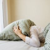 Найдено копеечное средство от бессонницы: оно продается в каждом магазине и работает лучше дорогих таблеток