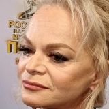 "Кто-то из наших набьет вам лицо": соседи Долиной перешли к прямым угрозам, защищая певицу