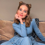 Уехавшая из России Асмус впервые показала лицо таинственного спутника